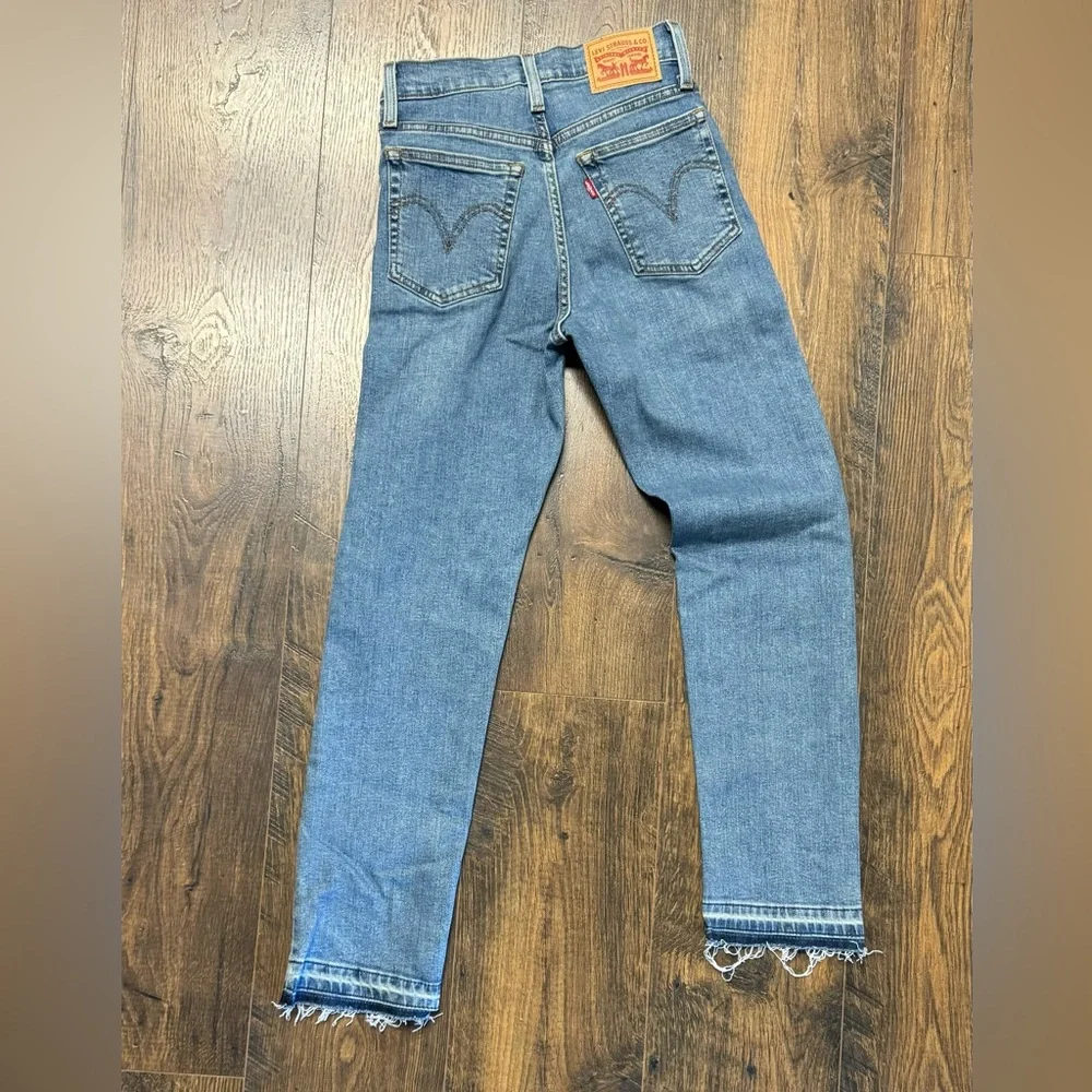 Levi's Women's High-Rise Wedgie
Straight Cropped Jeans-25x28 - Picture 3 of 6